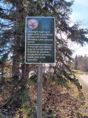 No overnight mooring sign near the beach.