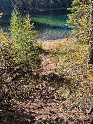 Launch site for portaging to/from Sapphire Lake.