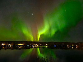 Northern Lights reflecting in the lake @saskstormchaser