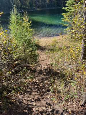 Launch site for portaging to/from Sapphire Lake.