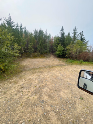Parking lot and entrance to hike in trail.